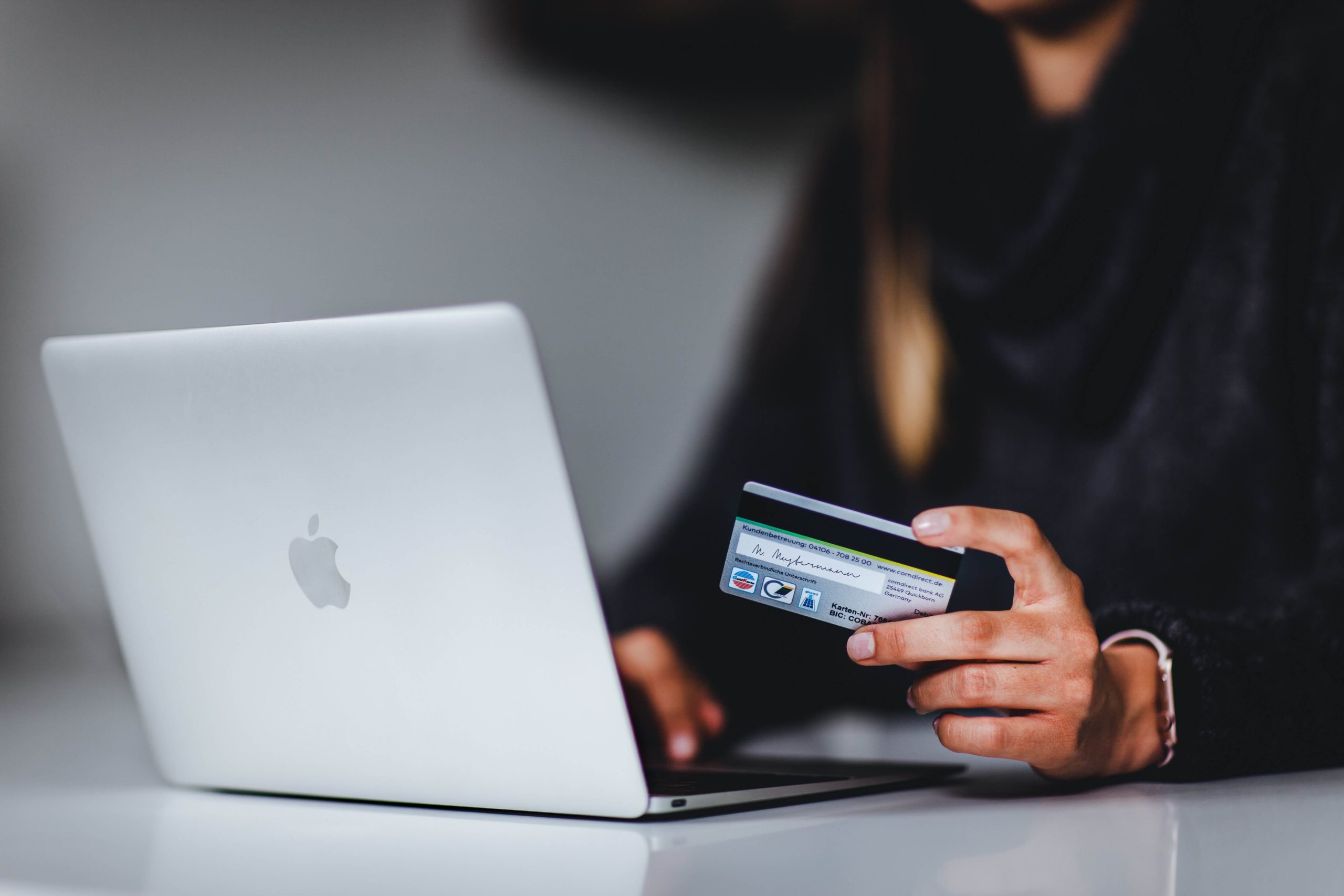 What is an eCommerce website? And what are its benefits?